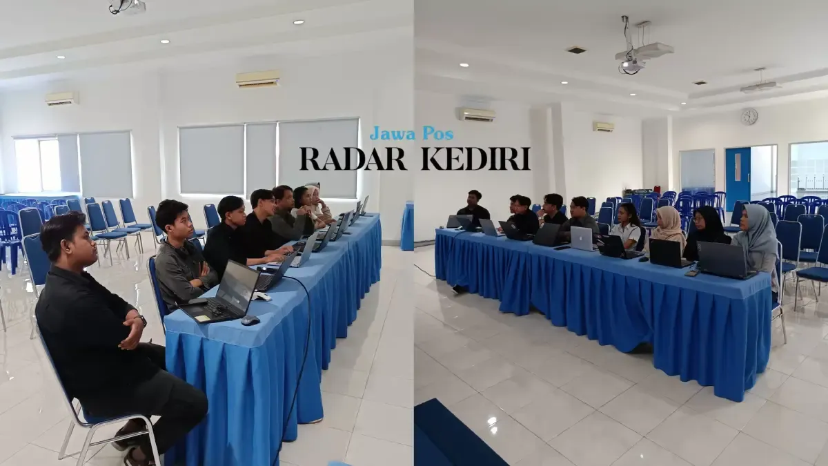 Mahasiswa peserta magang RK Institute dan GM Academy sedang berdiskusi strategi digital marketing di kantor Radar Kediri.