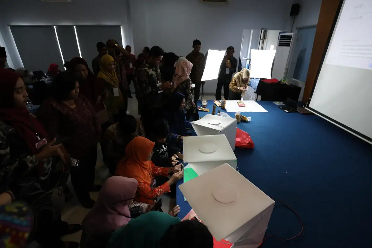 Peserta pelatihan digital marketing di Kediri mempraktikkan foto produk dengan smartphone