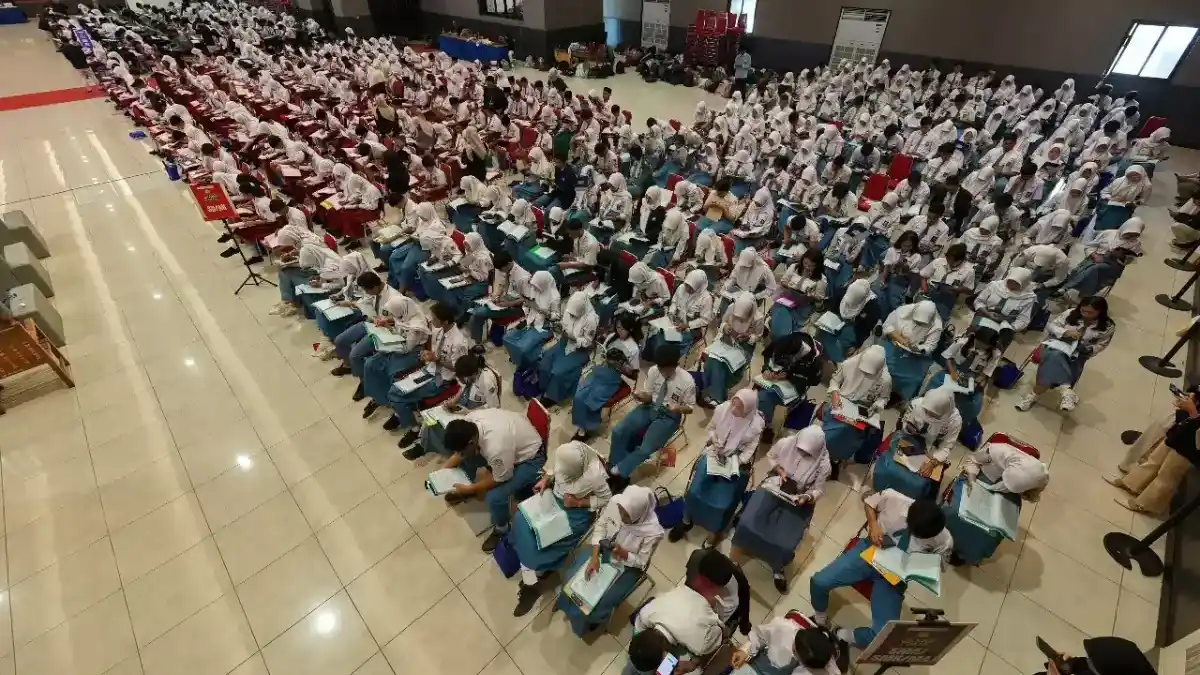 Final Kompetisi Kompetisi Akademik Radar Kediri (KKA) 2025 yang diikuti ratusan finalis dari berbagai sekolah di Kediri, dengan berbagai tantangan dan strategi untuk meraih kemenangan.