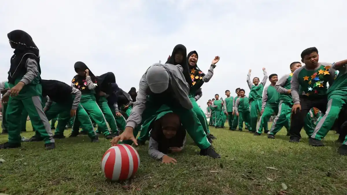 Siswa MTsN 2 Kota Kediri mengikuti game outbound School Journalist Trip di Sport Art Centre Ngronggo Kediri