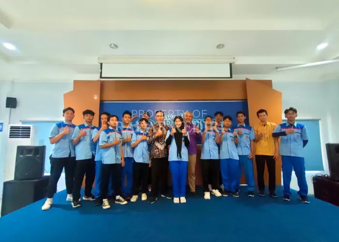 Siswa SMK Al Huda Kota Kediri mengikuti pelatihan desain grafis dan website pengelolaan media sekolah bersama RK Institute