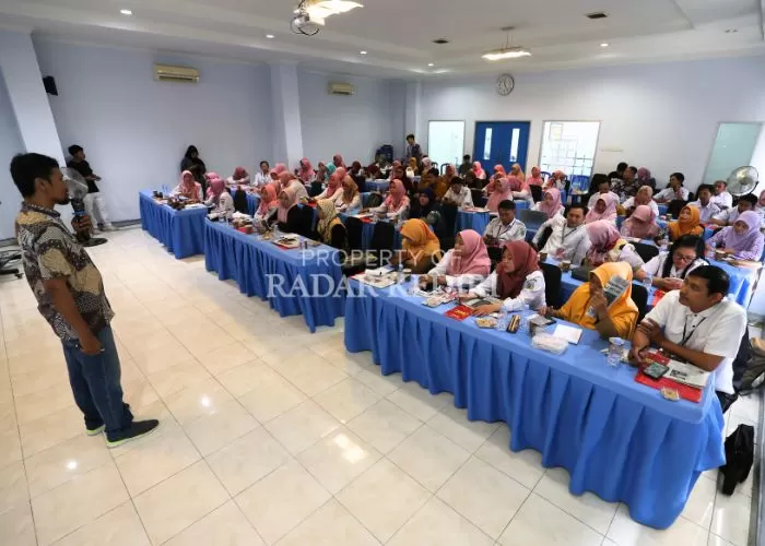 Ratusan guru honorer di Kabupaten Kediri antusias mengikuti pelatihan digital marketing dari Disdik untuk mengembangkan bisnis sampingan