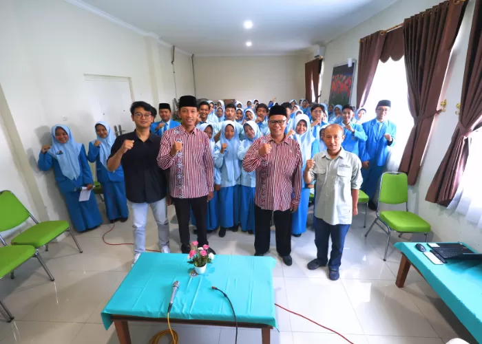 Tim jurnalis Radar Kediri sedang meliput acara institusi secara profesional