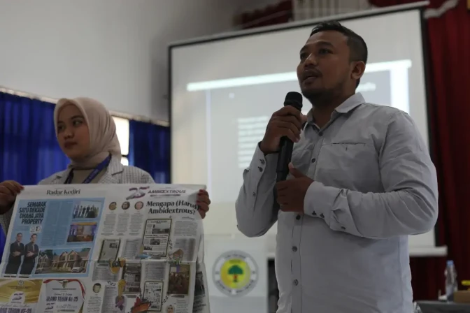 Simulasi pidato dan presentasi peserta dihadapan audiens nyata