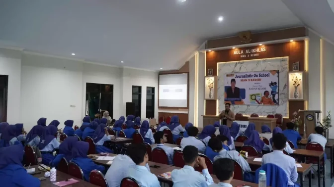 Demonstrasi konsep Artificial Intelligence kepada siswa sekolah menengah