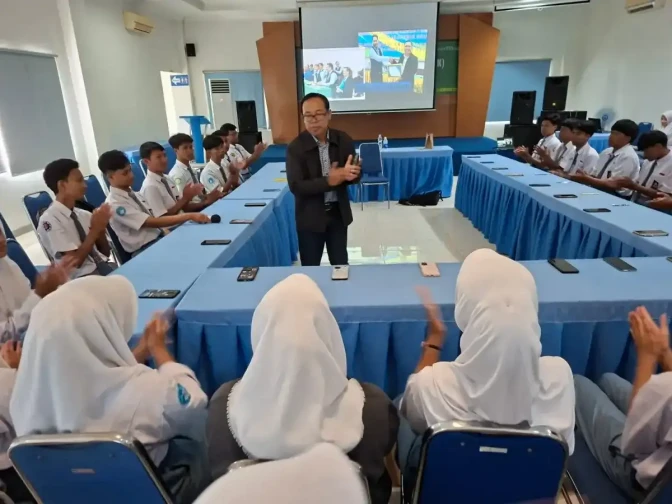 Peserta mempraktikkan teknik berbicara di depan umum dengan percaya diri