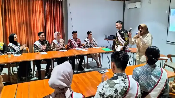 Instruktur public speaking memandu peserta pelatihan berbicara di depan umum di RK Institute Kediri