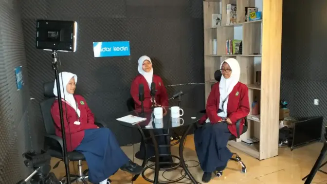 Tokoh inspiratif menyampaikan materi motivasi kepada peserta kelas inspirasi