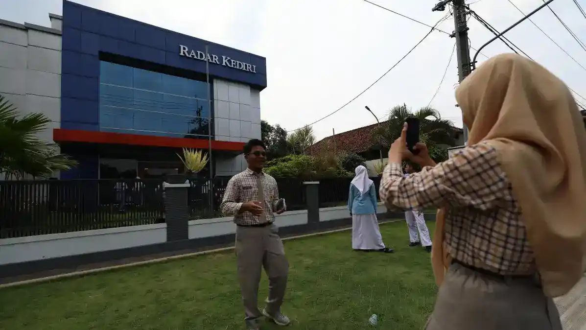 Tim jurnalis Jawa Pos Radar Kediri meliput kegiatan institusi untuk publikasi media cetak dan digital