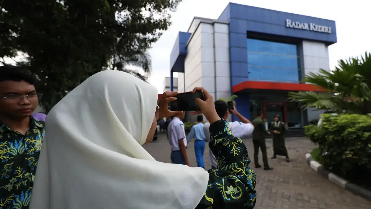 Pewarta foto Radar Kediri memberikan instruksi teknik fotografi lapangan kepada peserta