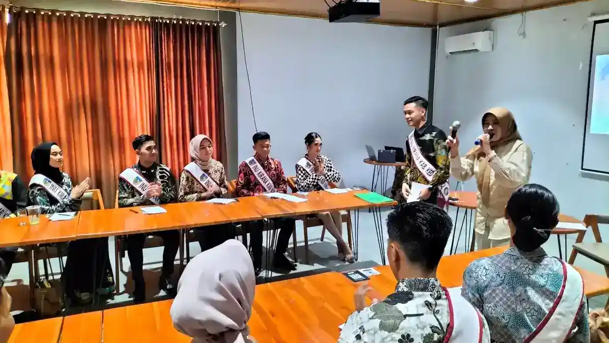 Peserta mempraktikkan pidato dan presentasi di depan audiens